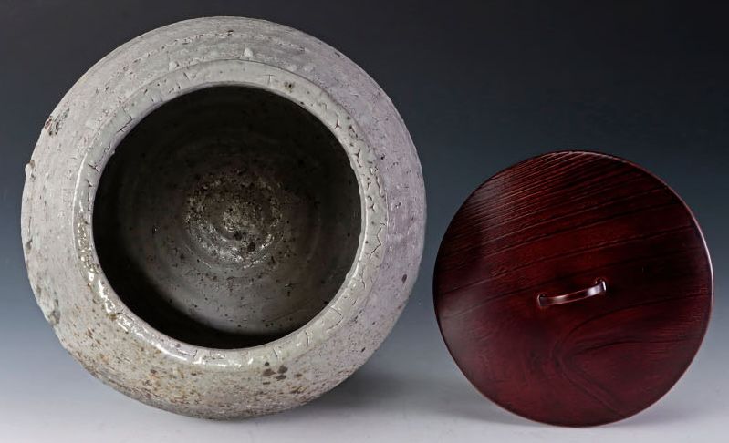 An e-Karatsu Mizusashi by Nakagawa Jinenbo