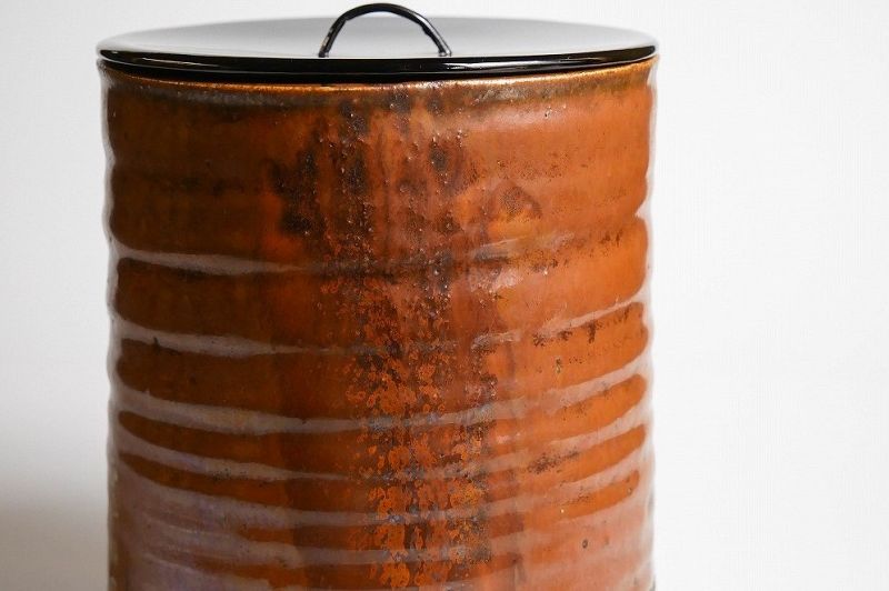 A ko-Seto Mizusashi with Black Lacquer Lid (Tea Master Item)