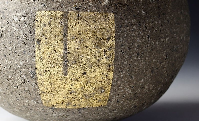 Haito Chawan with Gold Decoration by Sato Kazuhiko