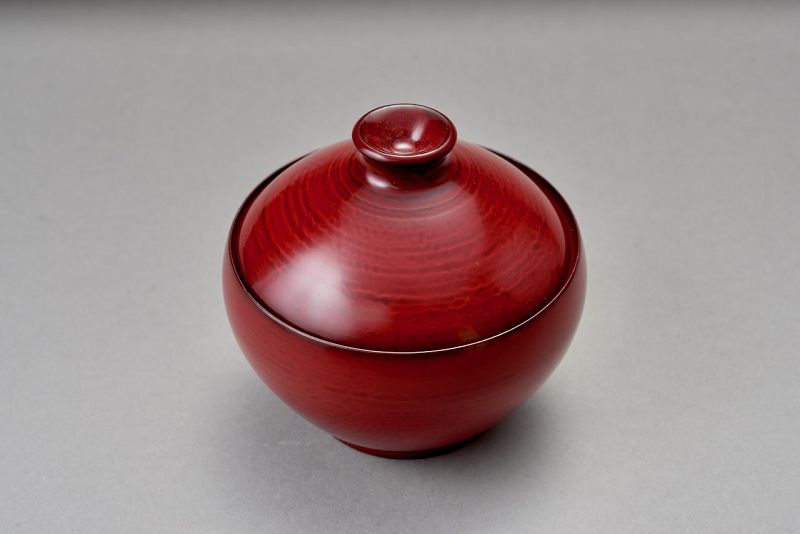 A Wajima-nuri Red Lacquer Bowl Set by Kado Yui