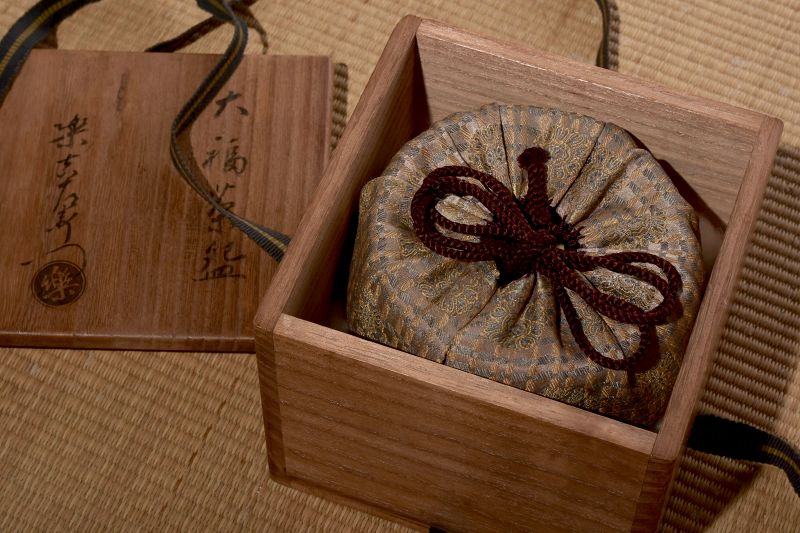 The Perfect Symbolic Wedding Anniversary Present — Raku Seinyu (XIII)