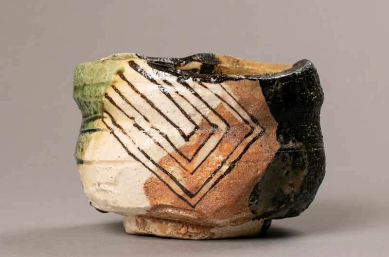A Stunning Contemporary Oribe Tea Bowl by Suzuki Gorō