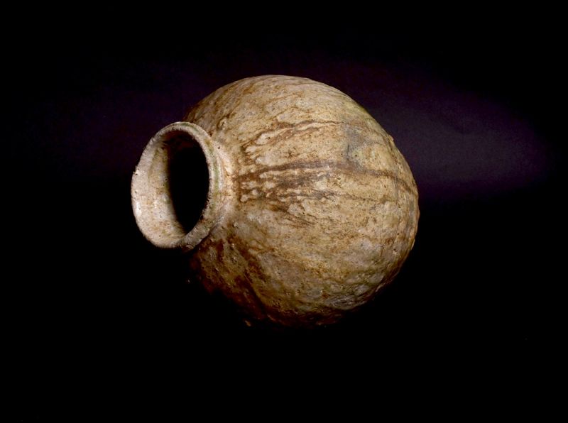 A Shigaraki Anagama-fired Tsubo by Michio Furutani