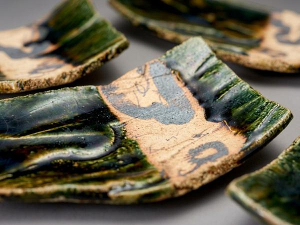 A Set of Four Sculptural Oribe Dishes by Takauchi Shugo (b. 1937)