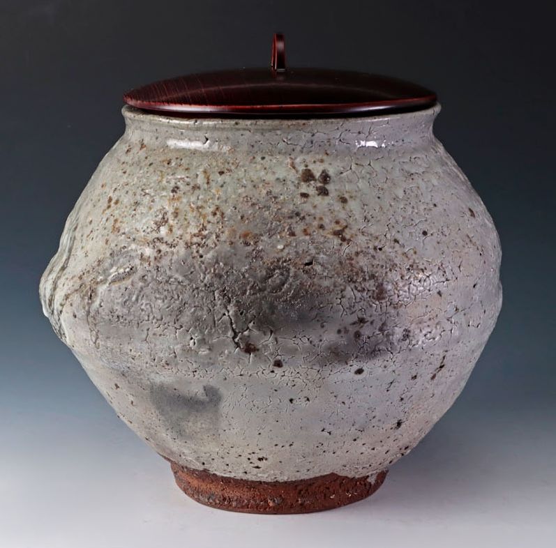An e-Karatsu Mizusashi by Nakagawa Jinenbo
