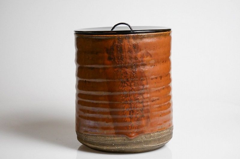 A ko-Seto Mizusashi with Black Lacquer Lid (Tea Master Item)
