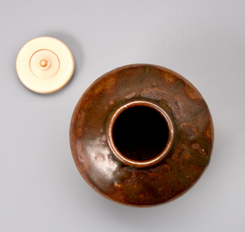 An antique cha-ire with unique glazing