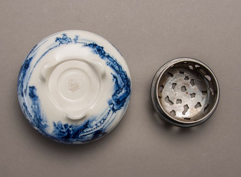 A Porcelain Incense Burner by Imperial Court Artist Ito Tozan