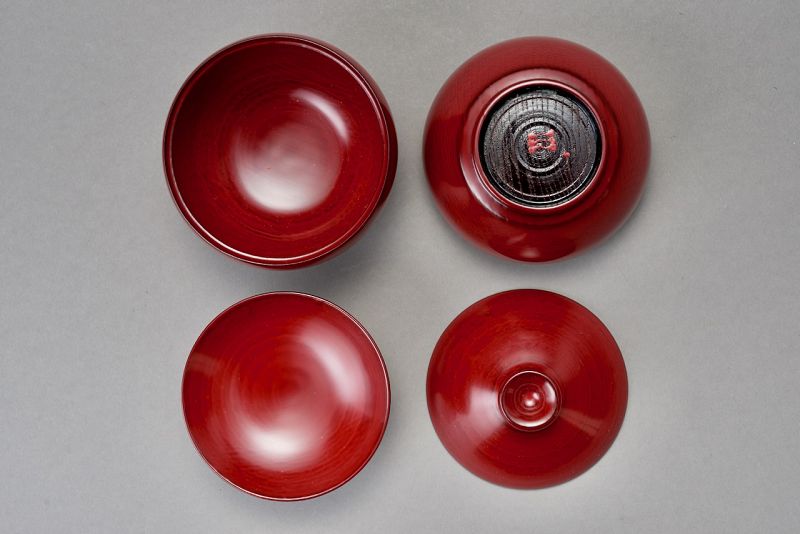 A Wajima-nuri Red Lacquer Bowl Set by Kado Yui