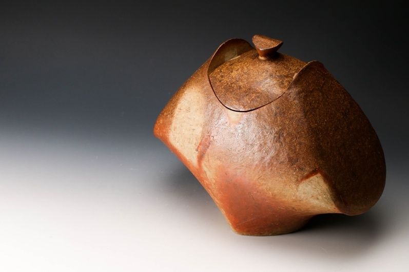 A Modern Bizen Lidded Jar by Yokoyama Naoki