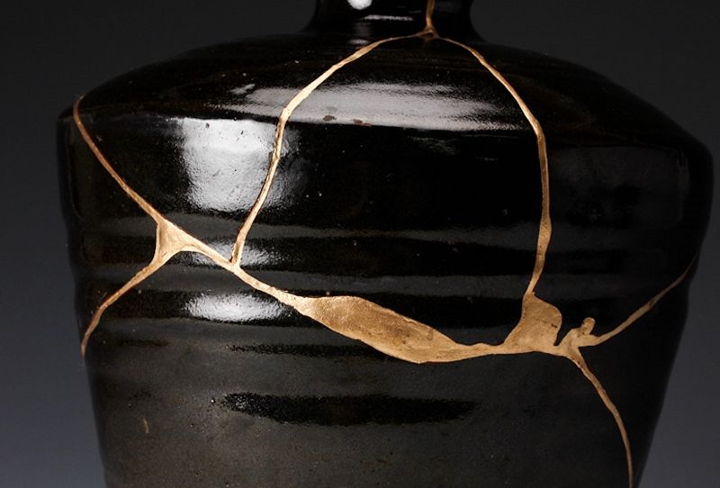 Ceramic Jar with Gold Repair by Living National Treasure Kondō Yuzō