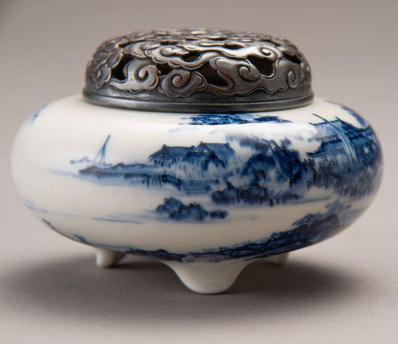 A Porcelain Incense Burner by Imperial Court Artist Ito Tozan