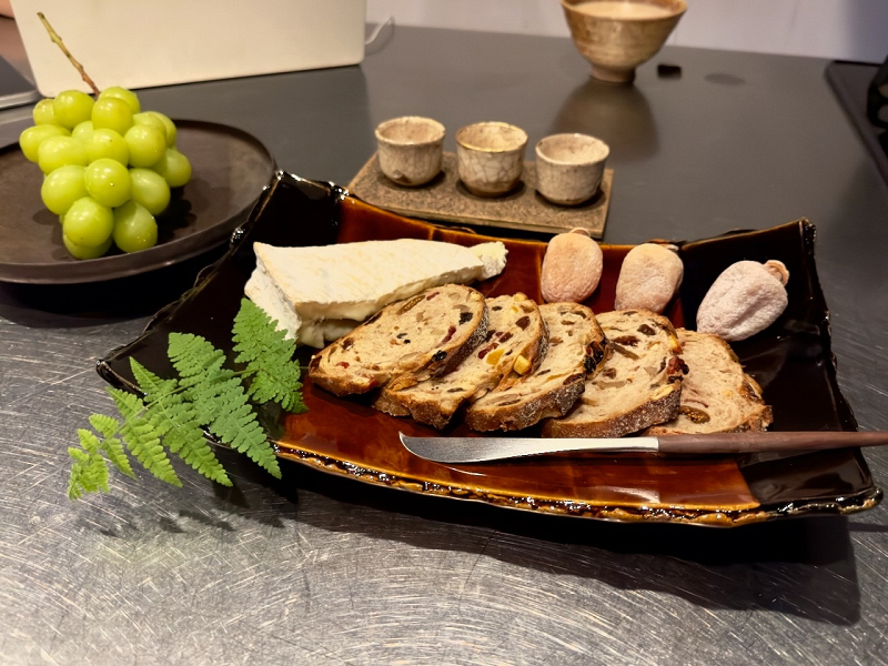 A Large Serving Tray by Ōhi Chōzaemon 11 (Toshio)