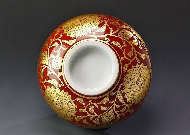 A Porcelain Chawan with Gold-leaf by Ono Hakuko