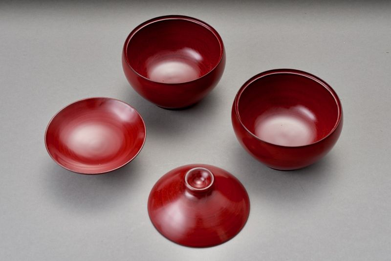 A Wajima-nuri Red Lacquer Bowl Set by Kado Yui