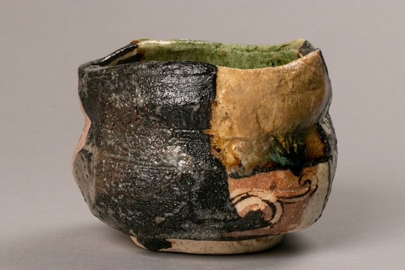 A Stunning Contemporary Oribe Tea Bowl by Suzuki Gorō