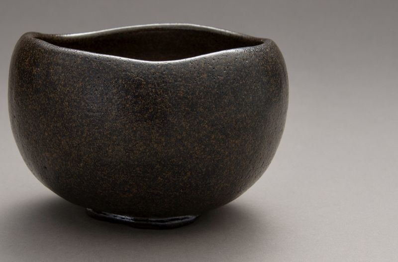 A “Kase-Guro” Raku Tea Bowl by Higaki Ryota