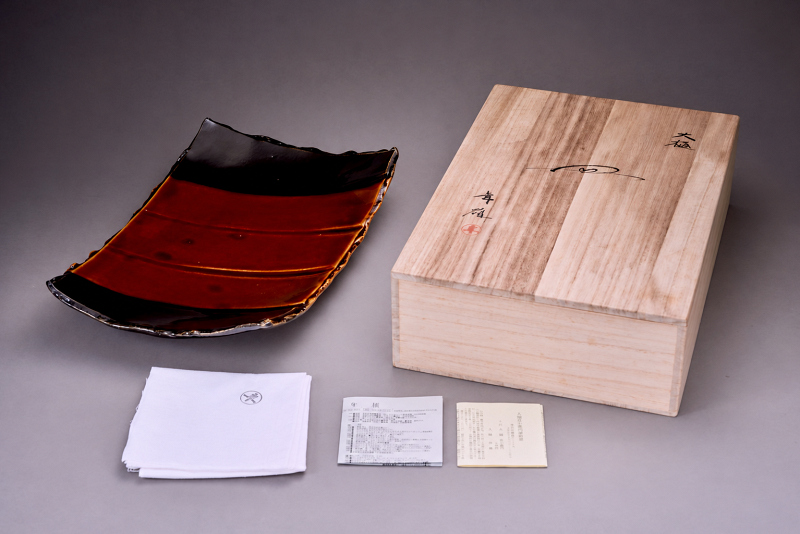A Large Serving Tray by Ōhi Chōzaemon 11 (Toshio)