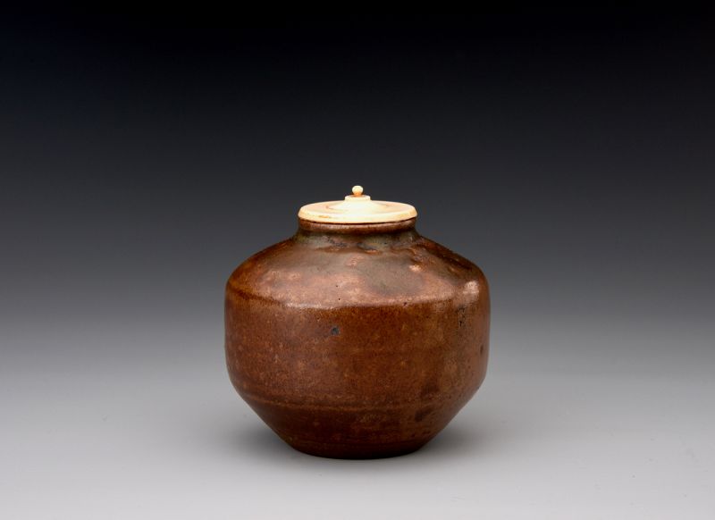 An antique cha-ire with unique glazing
