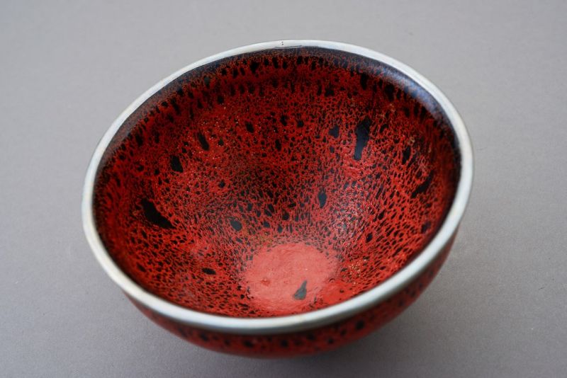 An Eye-Catching Red “Gong-yu” Tenmoku Tea Bowl