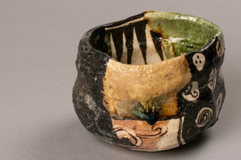 A Stunning Contemporary Oribe Tea Bowl by Suzuki Gorō