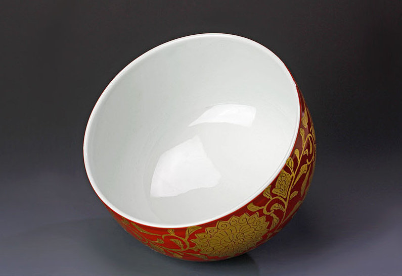 A Porcelain Chawan with Gold-leaf by Ono Hakuko
