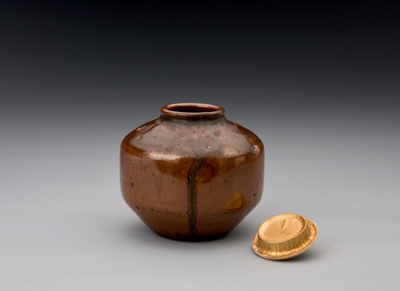 An antique cha-ire with unique glazing
