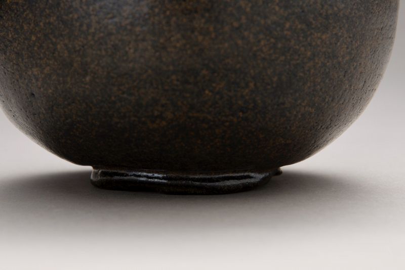 A “Kase-Guro” Raku Tea Bowl by Higaki Ryota