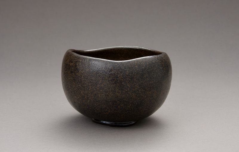 A “Kase-Guro” Raku Tea Bowl by Higaki Ryota