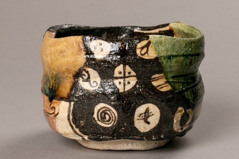 A Stunning Contemporary Oribe Tea Bowl by Suzuki Gorō