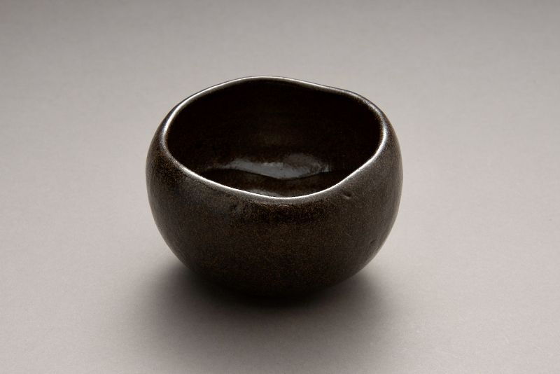 A “Kase-Guro” Raku Tea Bowl by Higaki Ryota