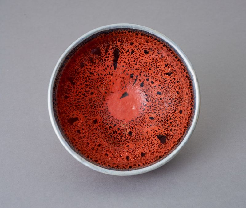 An Eye-Catching Red “Gong-yu” Tenmoku Tea Bowl