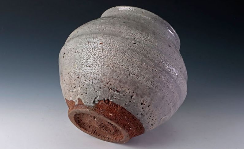 An e-Karatsu Mizusashi by Nakagawa Jinenbo
