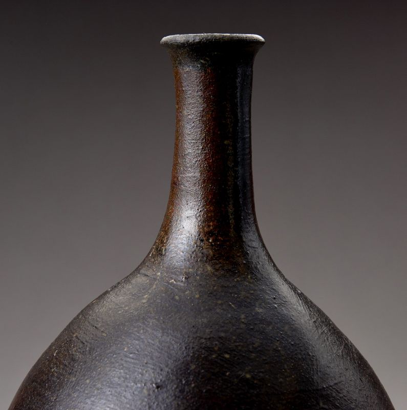 A Momoyama Period Bizen “Shimokabura” Tokkuri (Researcher Piece)