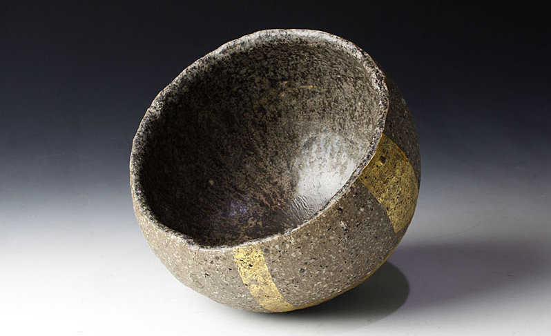 Haito Chawan with Gold Decoration by Sato Kazuhiko