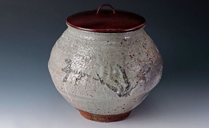 An e-Karatsu Mizusashi by Nakagawa Jinenbo