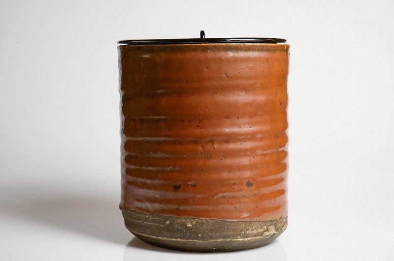 A ko-Seto Mizusashi with Black Lacquer Lid (Tea Master Item)