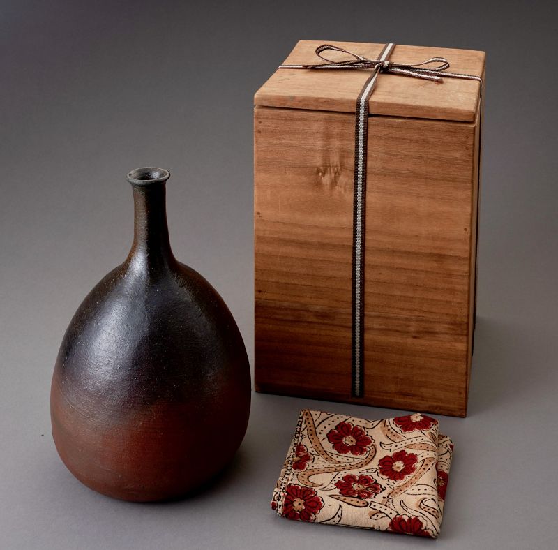 A Momoyama Period Bizen “Shimokabura” Tokkuri (Researcher Piece)