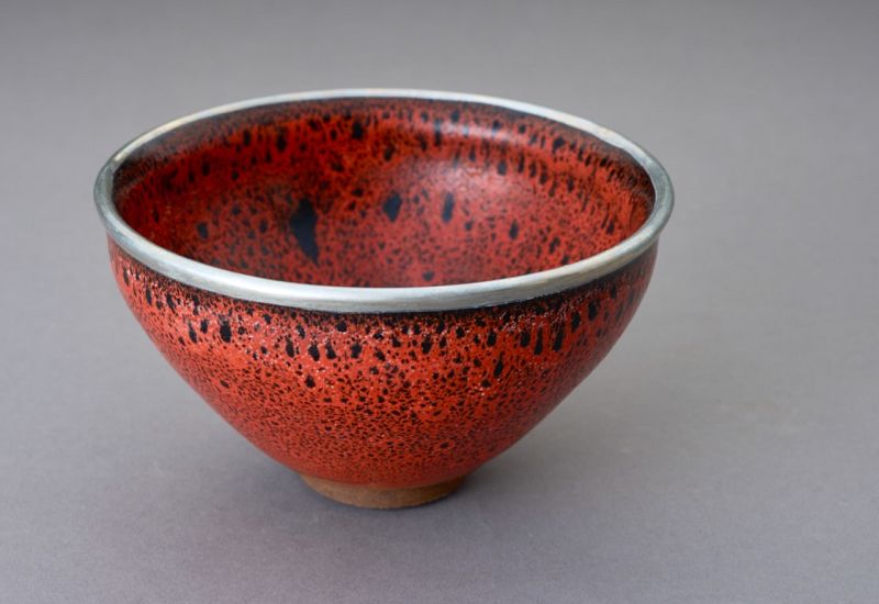 An Eye-Catching Red “Gong-yu” Tenmoku Tea Bowl