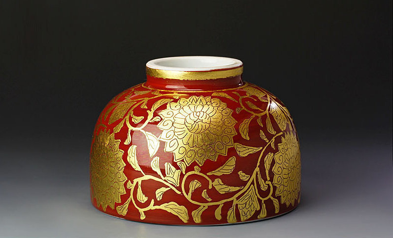 A Porcelain Chawan with Gold-leaf by Ono Hakuko