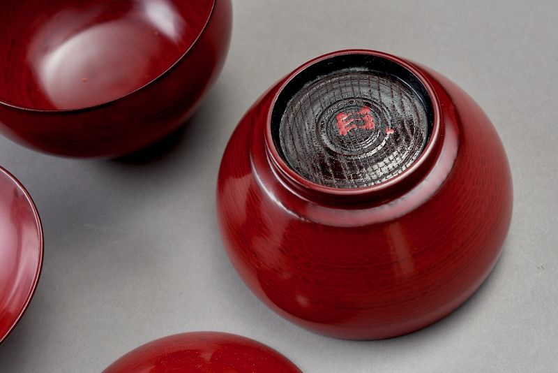 A Wajima-nuri Red Lacquer Bowl Set by Kado Yui