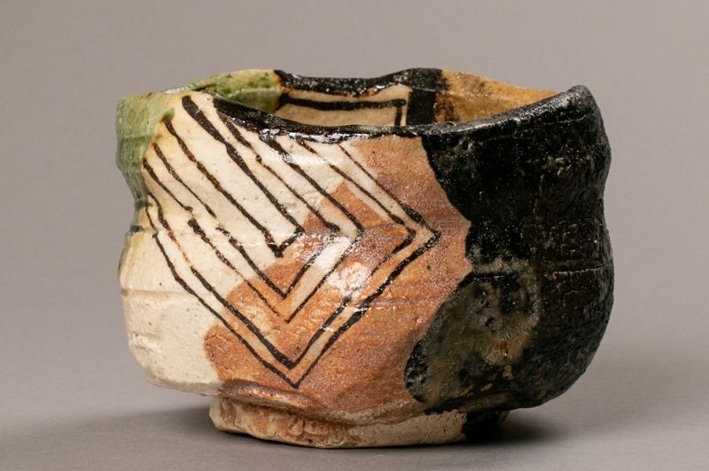 A Stunning Contemporary Oribe Tea Bowl by Suzuki Gorō