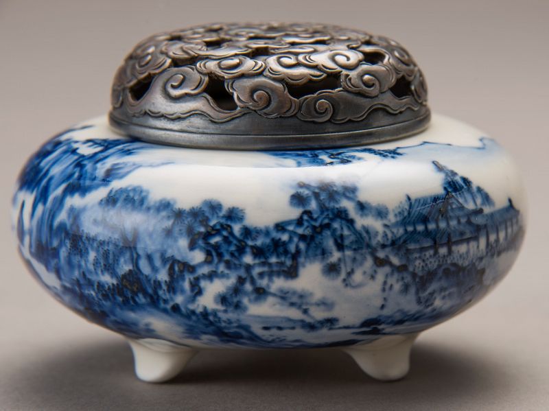 A Porcelain Incense Burner by Imperial Court Artist Ito Tozan