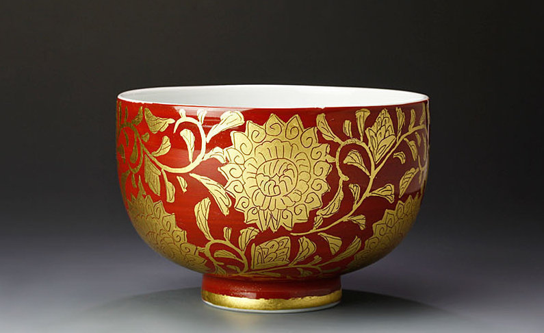 A Porcelain Chawan with Gold-leaf by Ono Hakuko