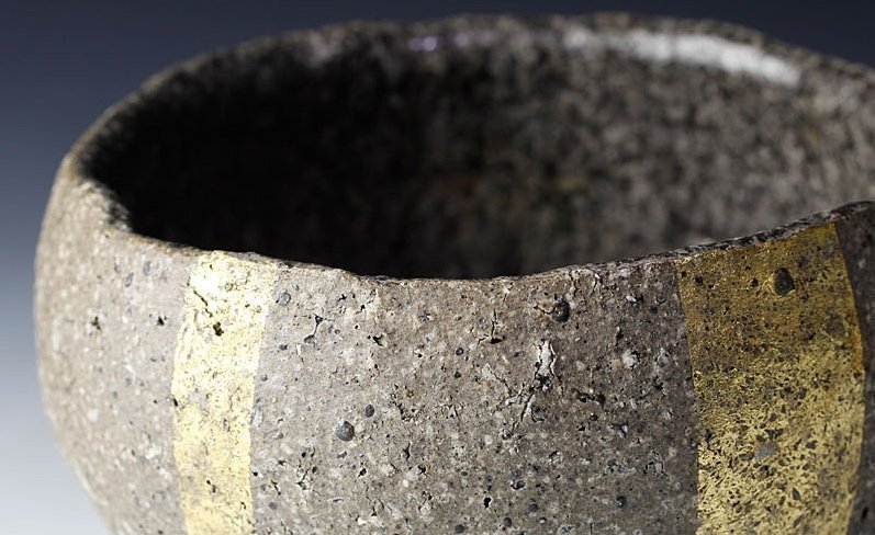 Haito Chawan with Gold Decoration by Sato Kazuhiko