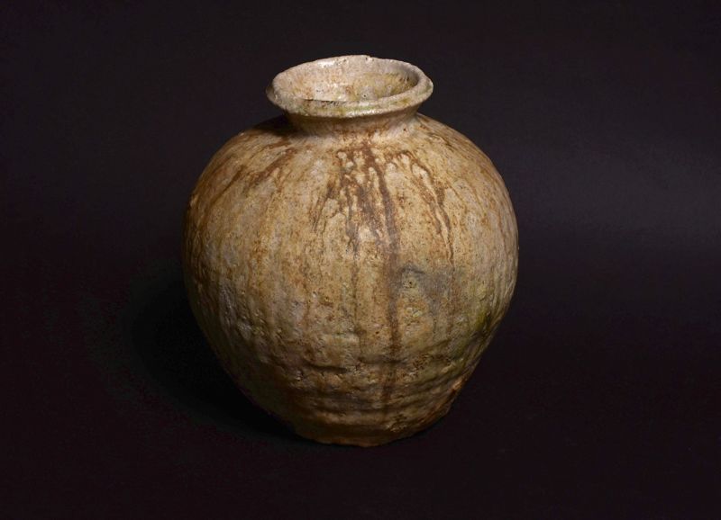 A Shigaraki Anagama-fired Tsubo by Michio Furutani