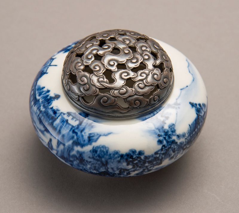 A Porcelain Incense Burner by Imperial Court Artist Ito Tozan