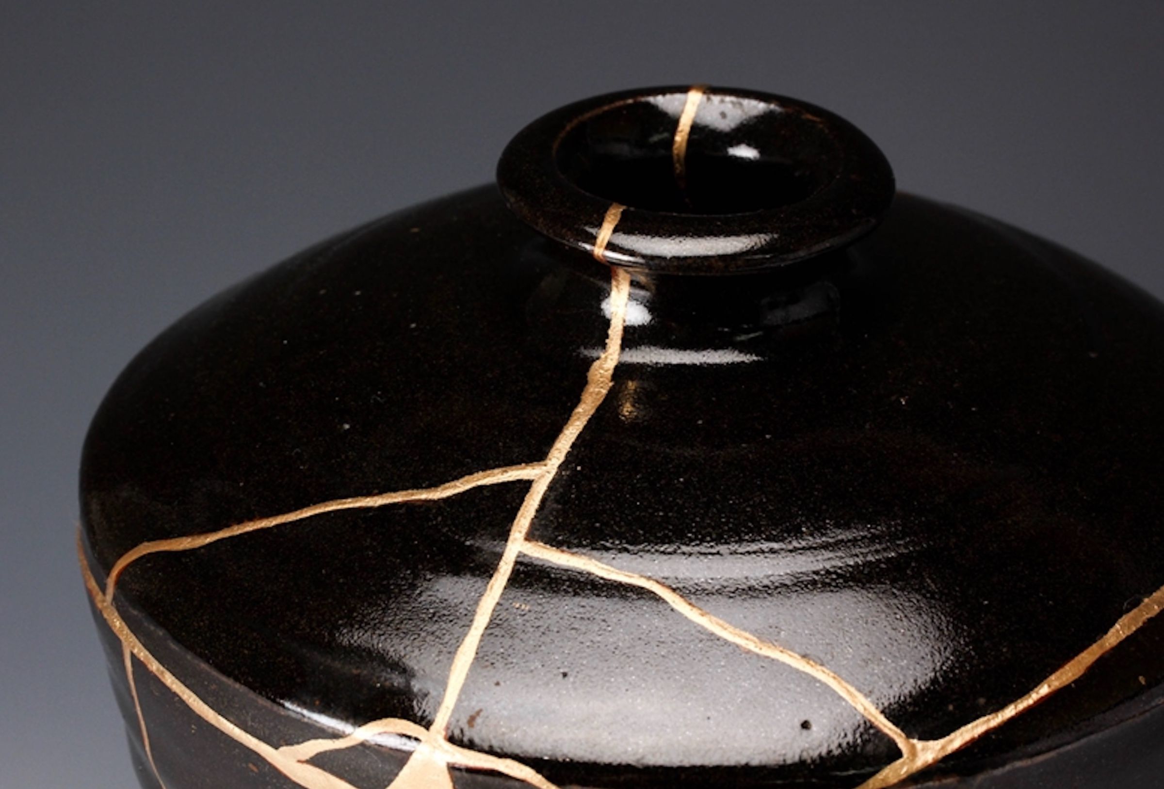 Ceramic Jar with Gold Repair by Living National Treasure Kondō Yuzō