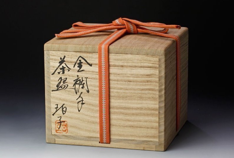 A Porcelain Chawan with Gold-leaf by Ono Hakuko
