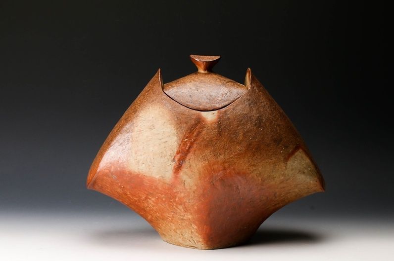 A Modern Bizen Lidded Jar by Yokoyama Naoki